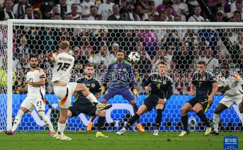 耀世娱乐app登录入口华扬联众精彩足球运动员卡通画赏析，激情体育插画精选